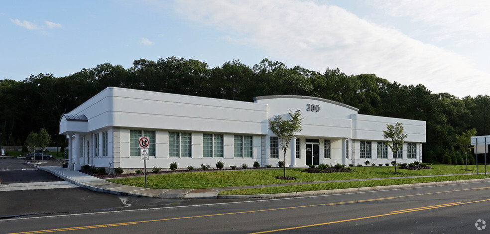 300 Old Country Rd, Riverhead, NY for sale - Primary Photo - Image 1 of 1