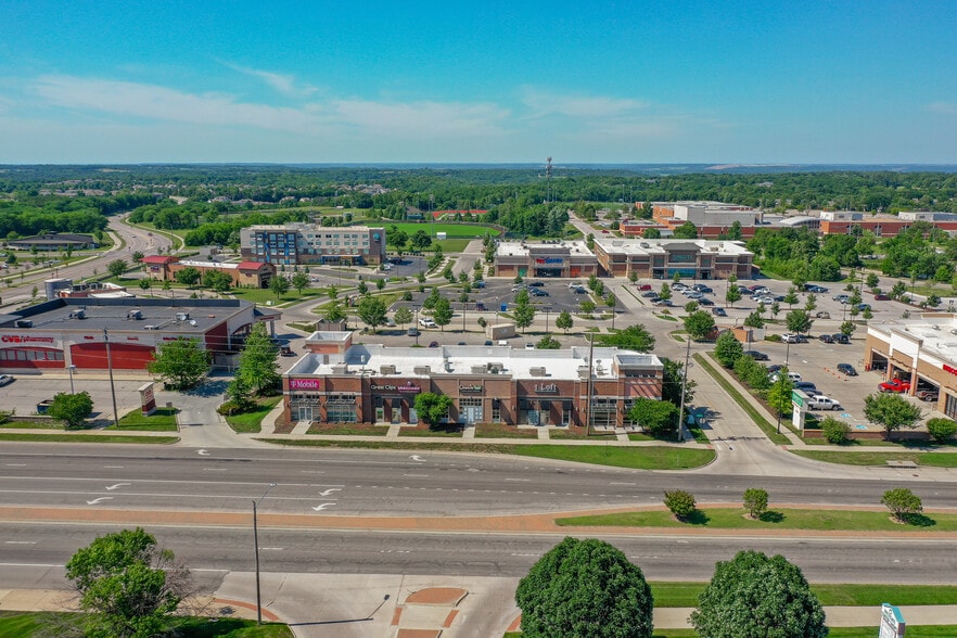 4801 W Bauer Farm Dr, Lawrence, KS for lease - Building Photo - Image 3 of 7