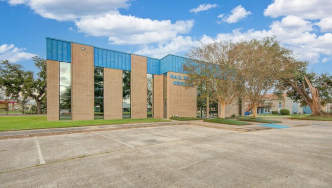 Plus de détails pour 102 Oak Park Dr, Clute, TX - Bureau à vendre