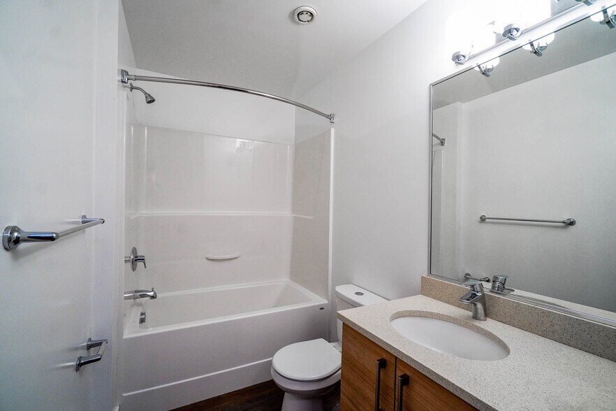 275 Burnside Rd W, Victoria, BC for sale - Building Photo - Image 3 of 26