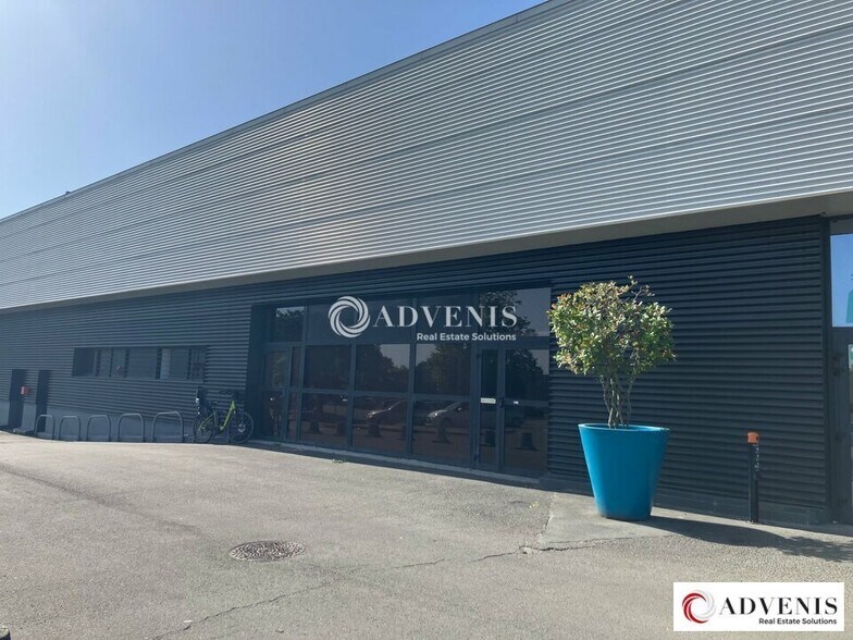 Retail in Lormont for lease - Building Photo - Image 1 of 6