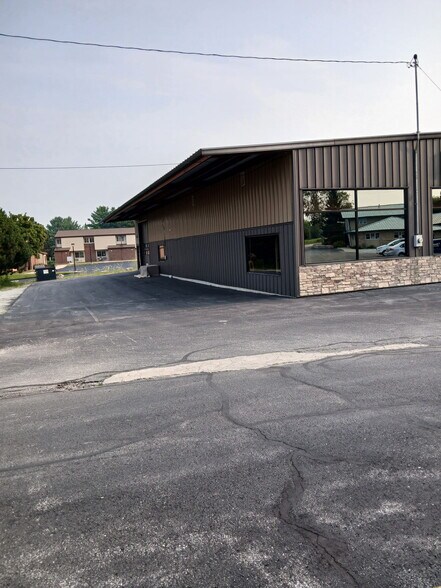 953 Egg Harbor Rd, Sturgeon Bay, WI à vendre - Photo du bâtiment - Image 2 de 3