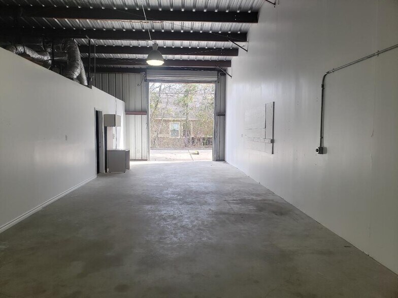 304 S Magnolia Blvd, Magnolia, TX à louer - Photo du bâtiment - Image 2 de 6