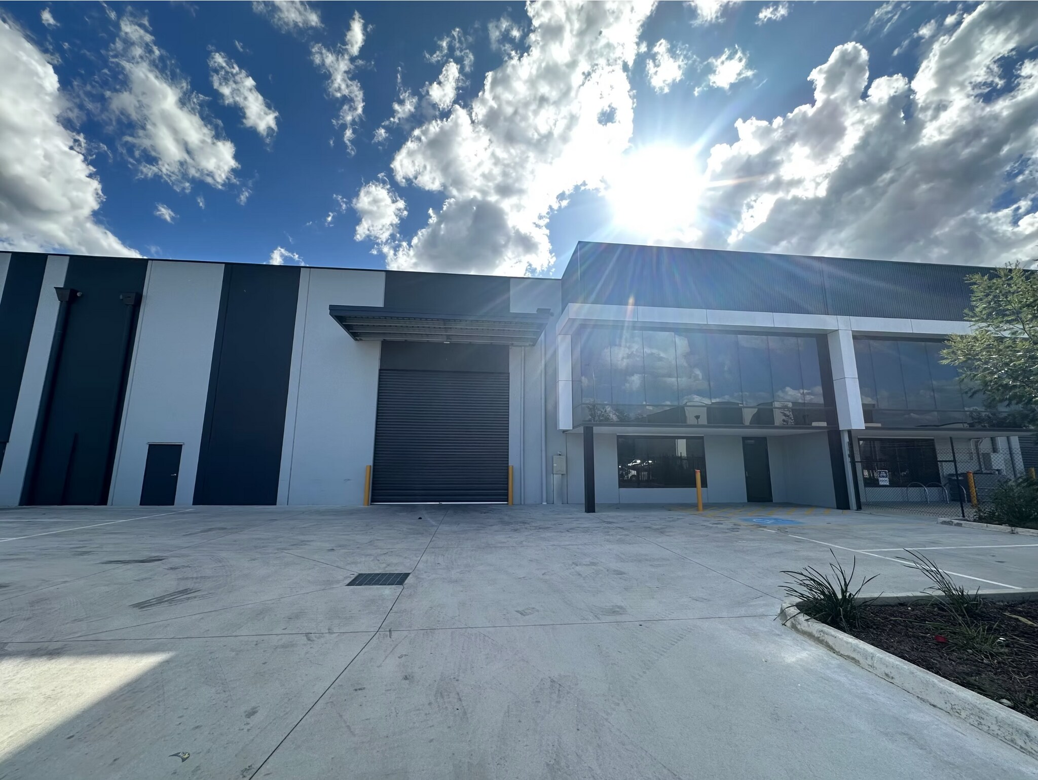 2-8 Camino Cres, Cranbourne West for lease Primary Photo- Image 1 of 2