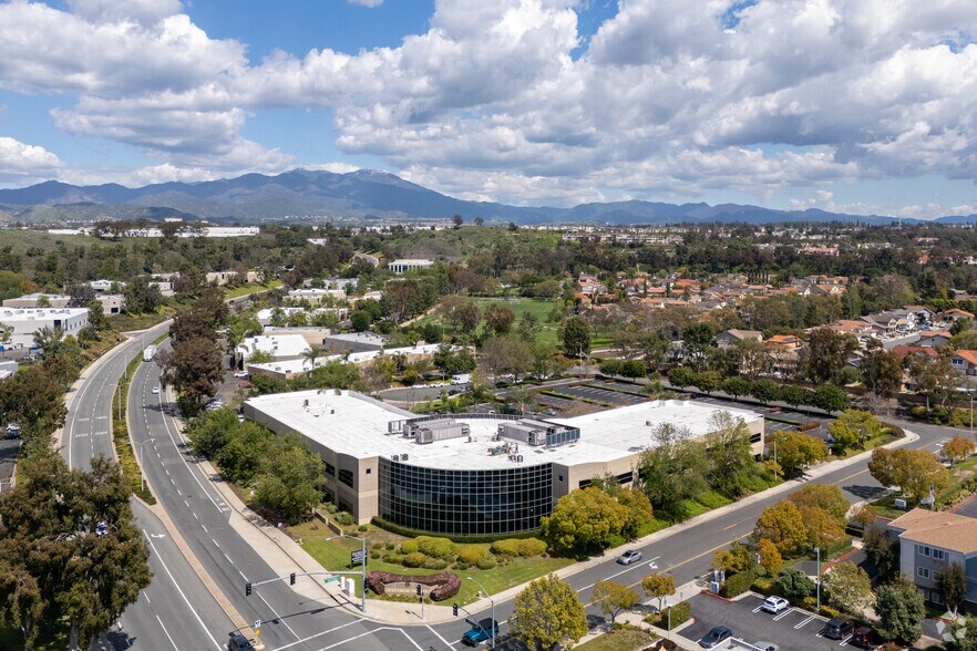 2 South Pointe Dr, Lake Forest, CA à louer - Aérien - Image 3 de 11