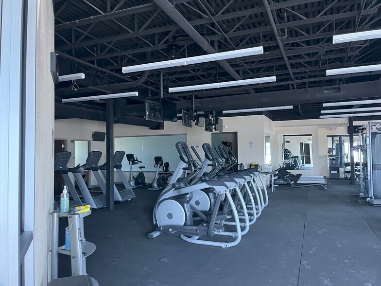 12185 New World Dr, El Paso, TX à vendre - Photo du bâtiment - Image 3 de 22