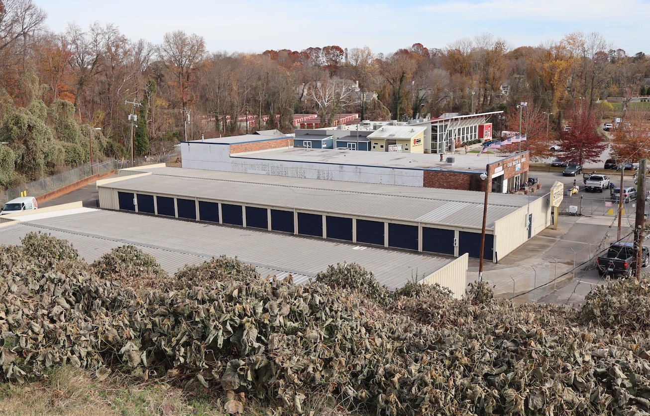 4889 Country Club Rd, Winston-Salem, NC à vendre Photo du bâtiment- Image 1 de 5