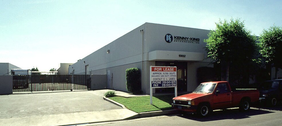 15652 Chemical Ln, Huntington Beach, CA à vendre - Photo du bâtiment - Image 2 de 3