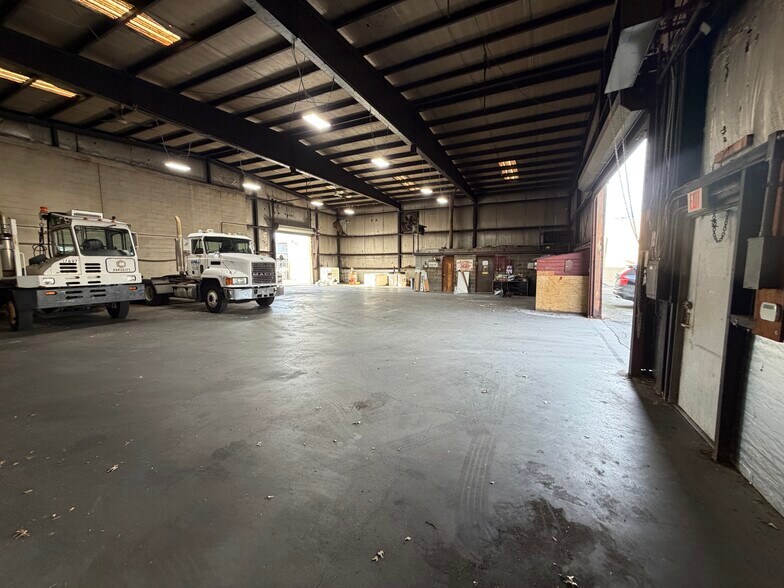 750 S Railroad Ave, West Babylon, NY à vendre - Photo du bâtiment - Image 3 de 8