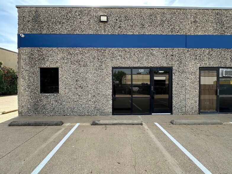 2540 Glenda Ln, Dallas, TX à louer - Photo du bâtiment - Image 2 de 3