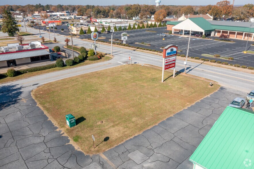 500 E Greer St, Honea Path, SC à louer - Photo du bâtiment - Image 1 de 4