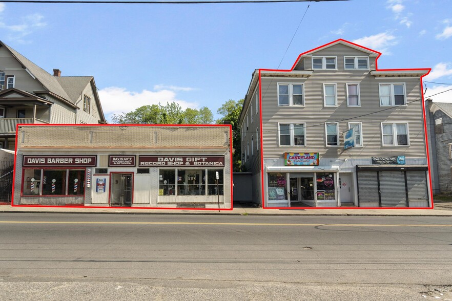 8 Units | Cash Flow, Close to Downtown portefeuille de 2 propriétés à vendre sur LoopNet.ca - Photo du bâtiment - Image 1 de 10