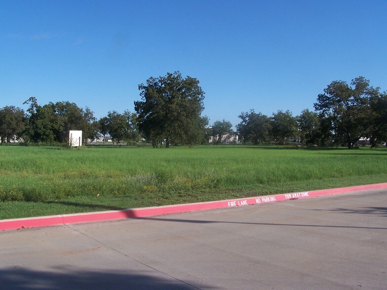 1301 Waters Edge Dr, Granbury, TX à vendre - Photo principale - Image 2 de 17