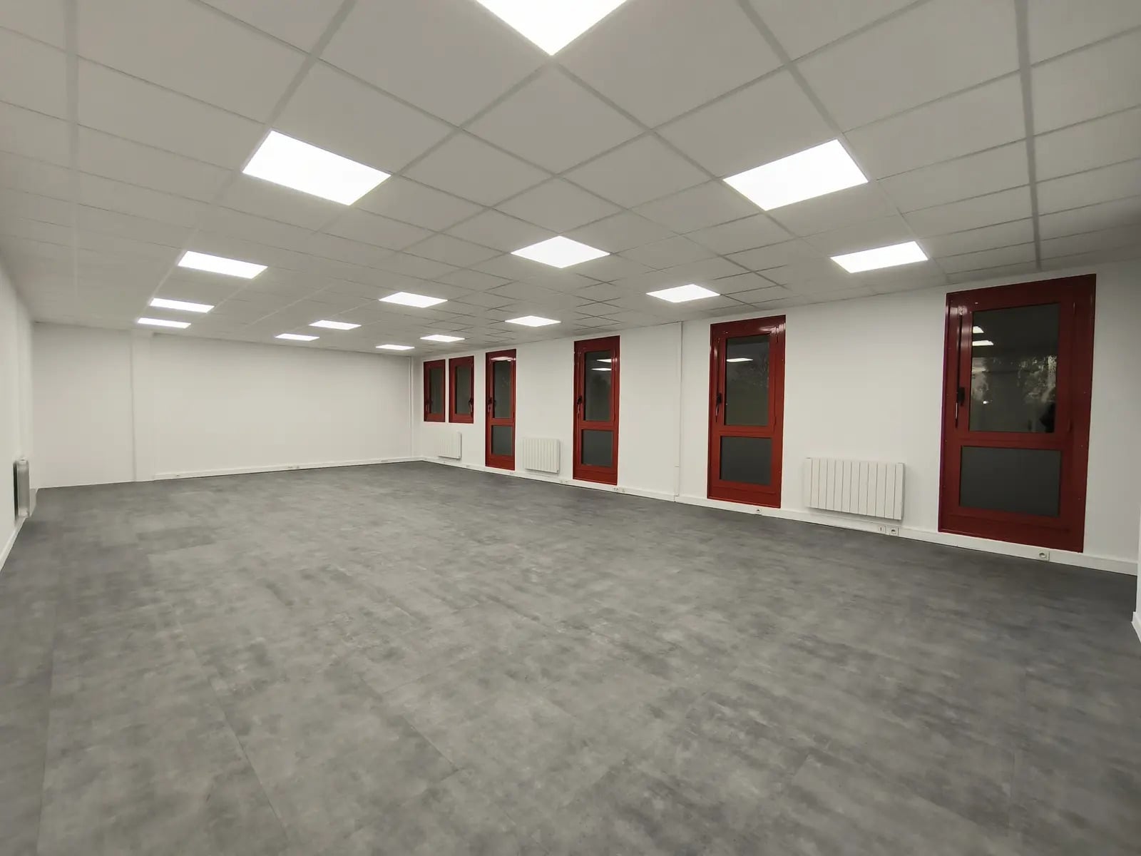 Flex in Éragny for lease Interior Photo- Image 1 of 2