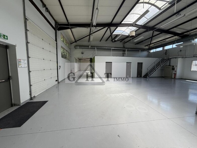 Industrial in Ozoir-la-Ferrière for lease - Building Photo - Image 2 of 10