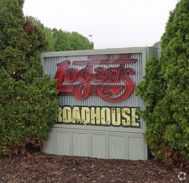 4740 Valley View Blvd NW, Roanoke, VA for lease - Building Photo - Image 2 of 4