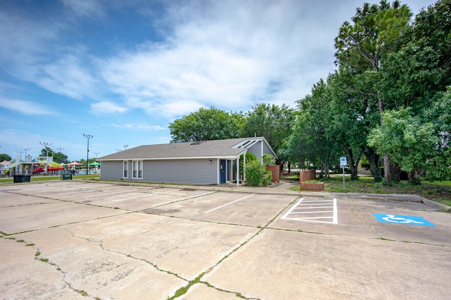 2400 Tee Cir, Norman, OK for lease - Building Photo - Image 1 of 20
