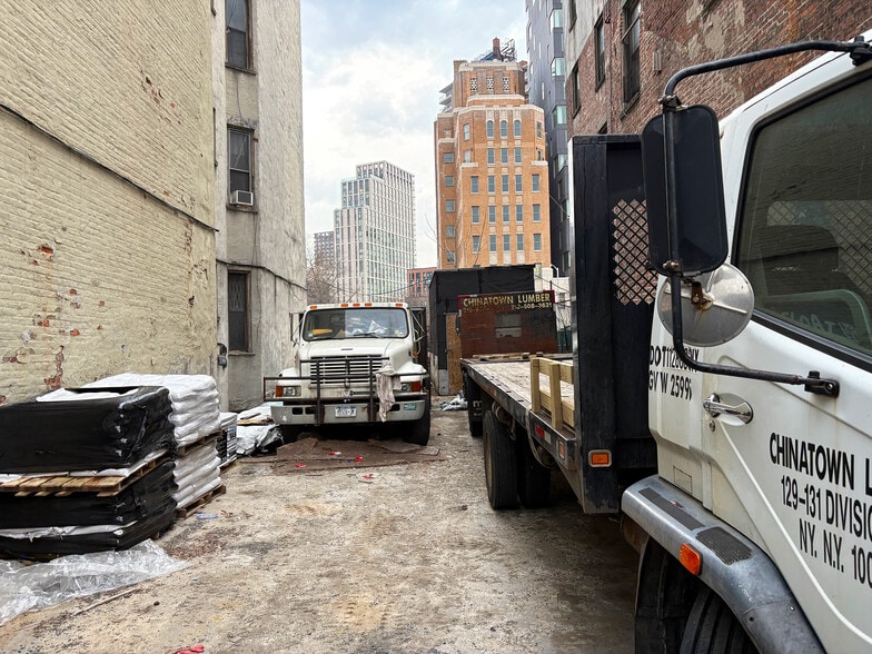 215 Henry St, New York, NY for sale - Building Photo - Image 2 of 2