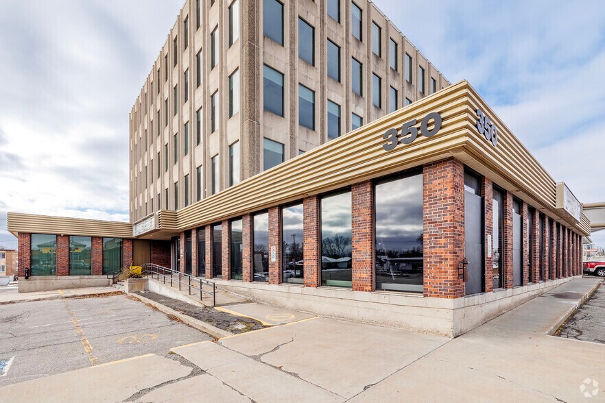 350 Boul Arthur-Sauvé, St-Eustache, QC à louer - Photo du bâtiment - Image 3 de 5