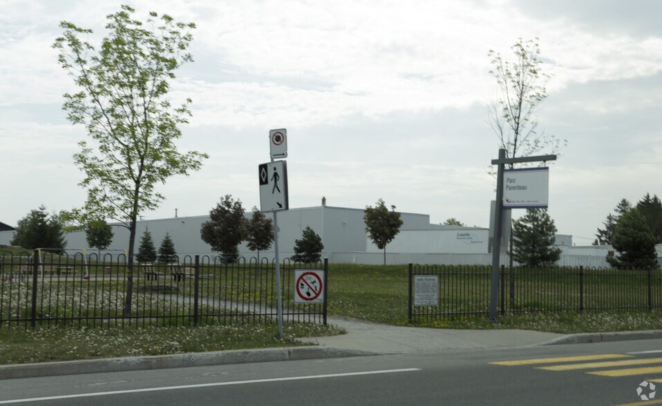 1065 Av des Perron, Laval, QC à louer - Photo du bâtiment - Image 2 de 9