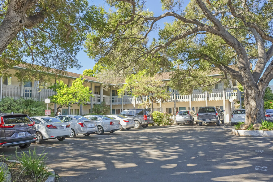 5370 Hollister Ave, Santa Barbara, CA à louer - Photo du bâtiment - Image 2 de 3