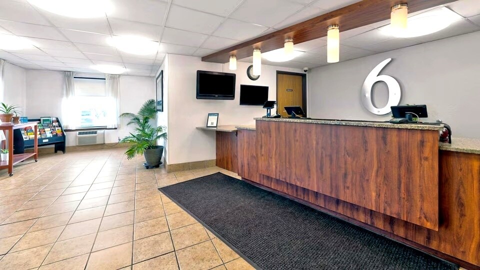 616 33rd Ave SW, Cedar Rapids, IA à vendre - Photo du bâtiment - Image 2 de 19