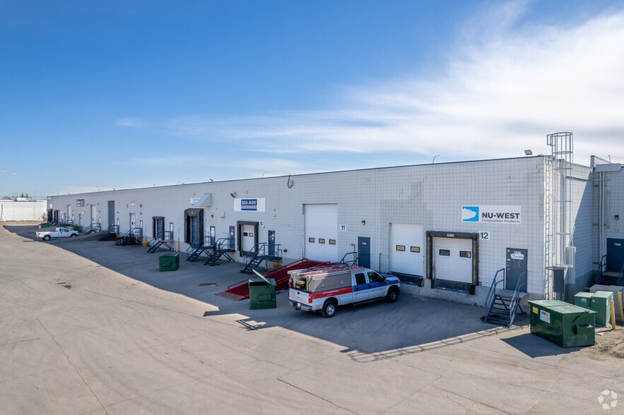 7004-7042 30th St SE, Calgary, AB à louer - Photo du bâtiment - Image 3 de 4