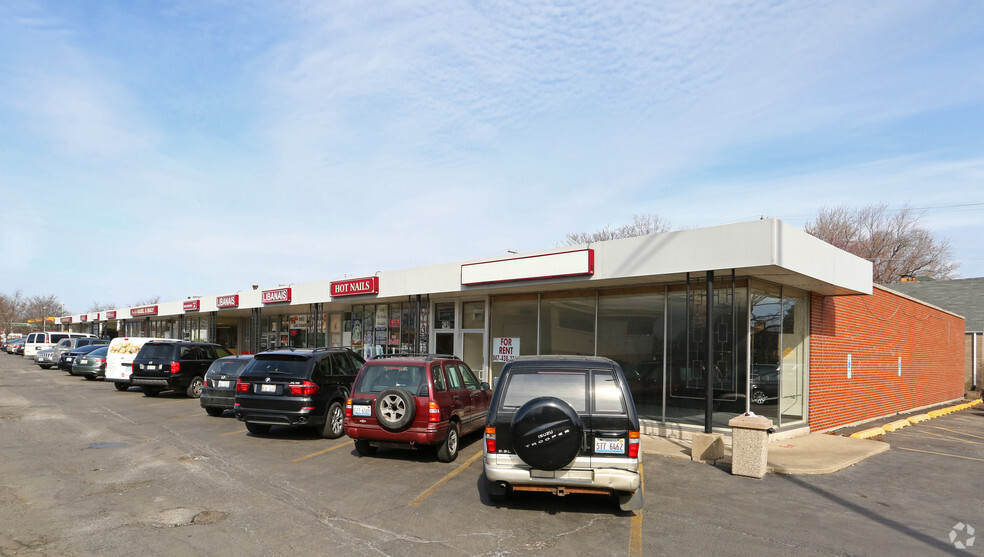 4704-4722 W Touhy Ave, Lincolnwood, IL for lease - Building Photo - Image 2 of 12