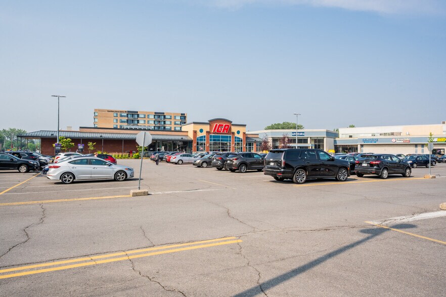 7001-7155 Ch Côte St-Luc, Montréal, QC à louer - Photo du bâtiment - Image 3 de 17