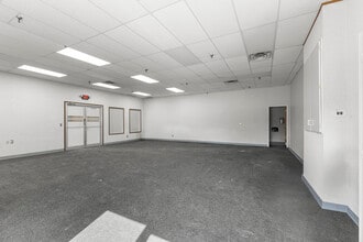 35425 W Michigan Ave, Wayne, MI à louer Photo intérieure- Image 1 de 7