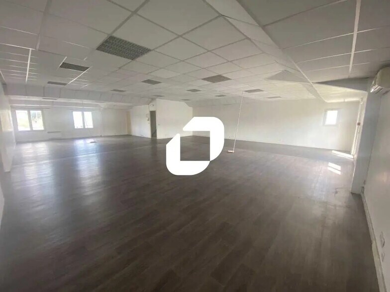 Office in Eysines for lease - Interior Photo - Image 1 of 4