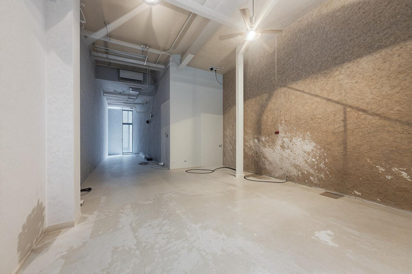 Barcelona, BAR 08001 - Unit L01-18 - - Interior Photo - Image 2 of 3