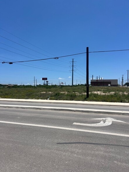 883 Texas 211, San Antonio, TX à louer - Photo du bâtiment - Image 2 de 2