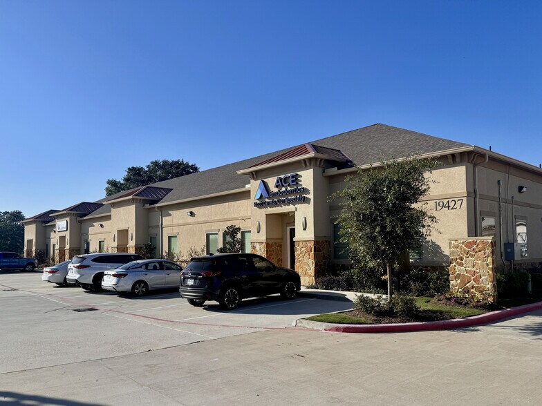 19539 Champion Forest Dr, Spring, TX à vendre - Photo du bâtiment - Image 2 de 10