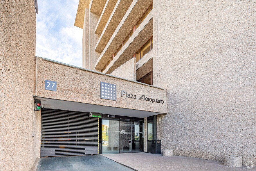 Avenida Hispanidad, 6, Madrid, Madrid à louer - Photo du bâtiment - Image 2 de 3