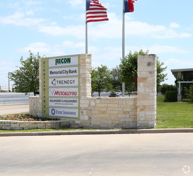 9977 W Sam Houston Pky N, Houston, TX à louer - Photo du bâtiment - Image 3 de 12