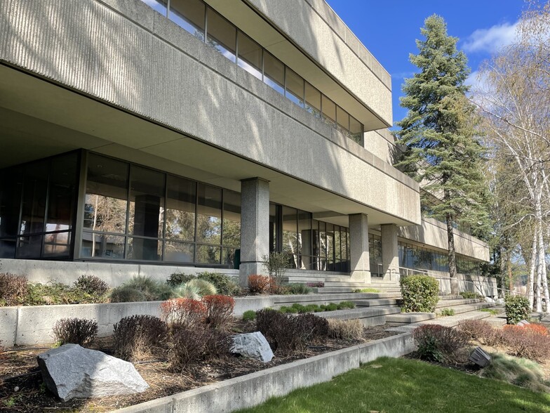 HECLA Office Building & Surplus Land portfolio of 2 properties for sale on LoopNet.ca - Building Photo - Image 2 of 25