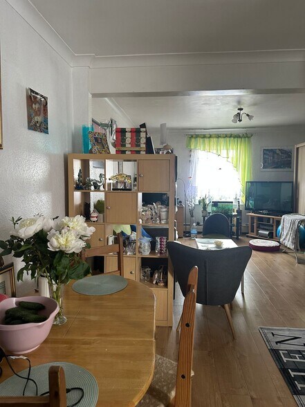 74 Tavistock St, Bedford for sale - Interior Photo - Image 3 of 6