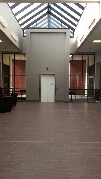 5745 Essen Ln, Baton Rouge, LA à louer - Photo intérieure - Image 2 de 24