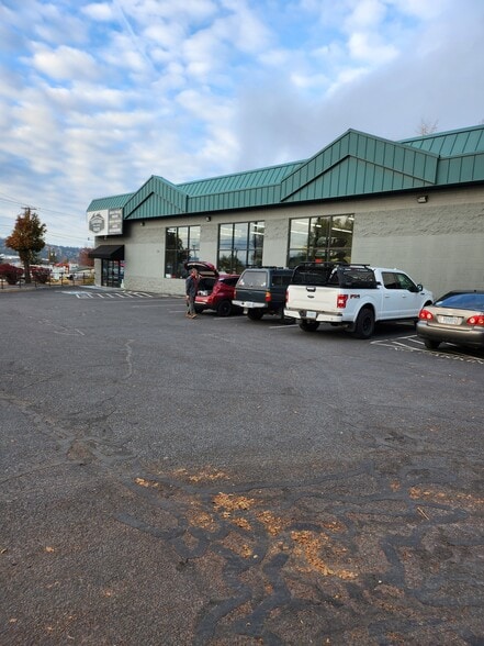 310 SE Railroad St, Bend, OR for lease - Building Photo - Image 2 of 21