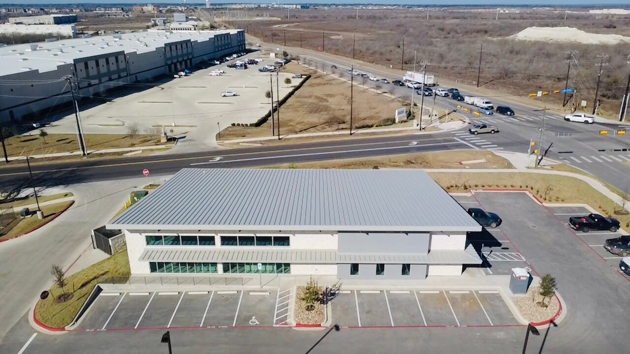 2220 Kohlers Crossing, Kyle, TX à louer Photo principale- Image 1 de 4