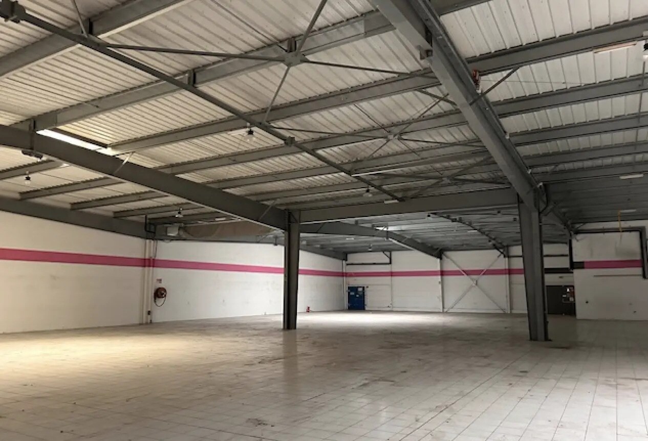 Retail in Maurepas for lease Interior Photo- Image 1 of 7