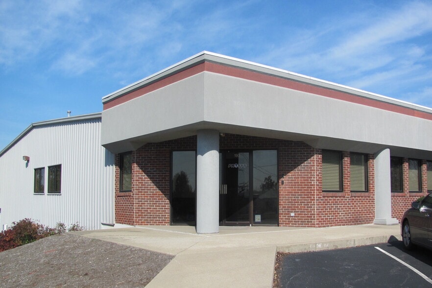 193-197 Computrex Dr, Nicholasville, KY for lease - Building Photo - Image 2 of 9