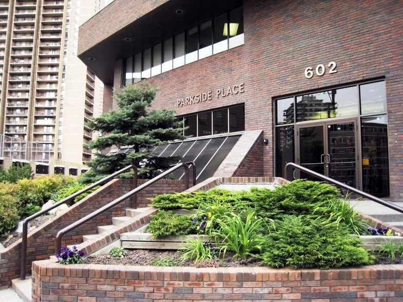 602 12th Ave SW, Calgary, AB à vendre - Photo du bâtiment - Image 3 de 111