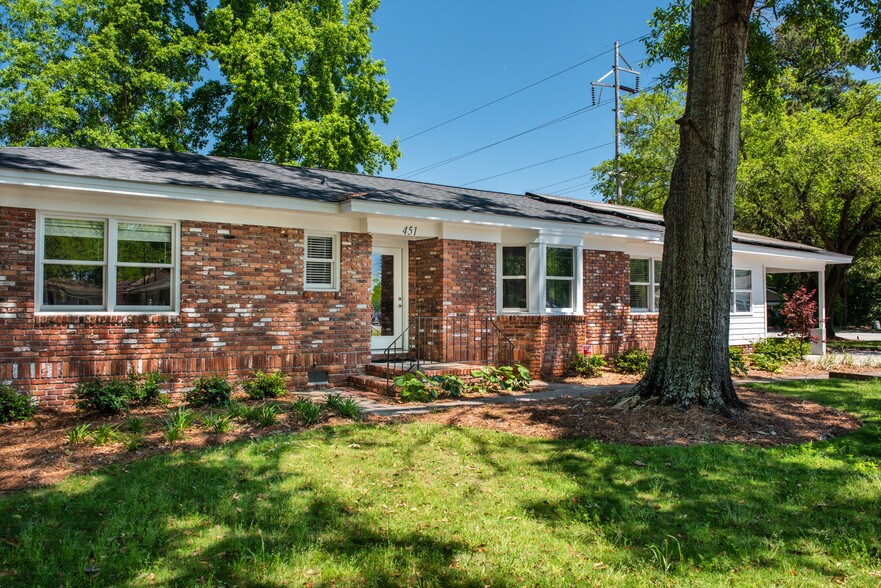 451 Folly Rd, Charleston, SC à louer - Photo du bâtiment - Image 2 de 6