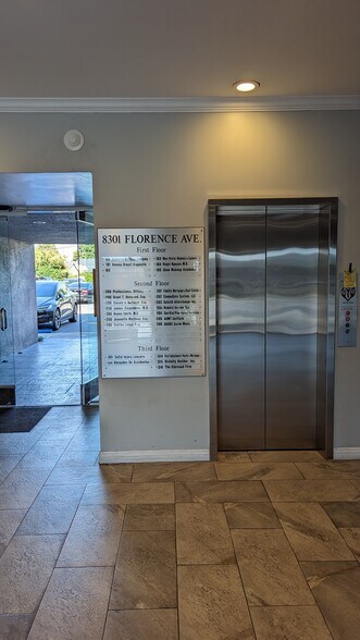 8301 Florence Ave, Downey, CA à louer - Photo du bâtiment - Image 2 de 2