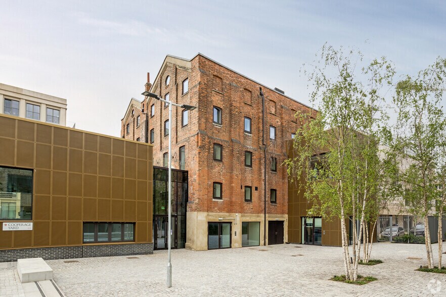 Sugar House Ln, Londres à louer - Photo principale - Image 1 de 9