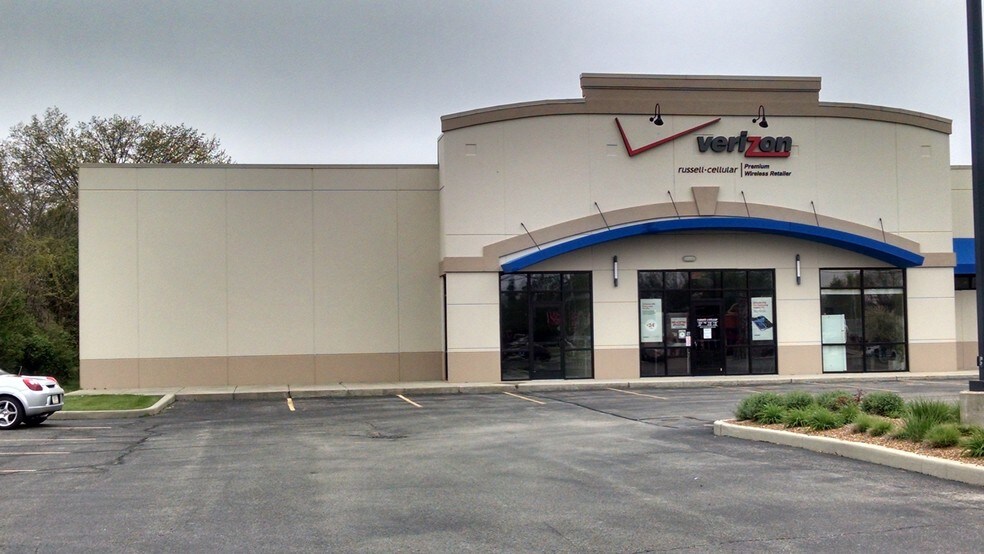 107 W Pickwick Dr, Syracuse, IN à louer - Photo du bâtiment - Image 3 de 9