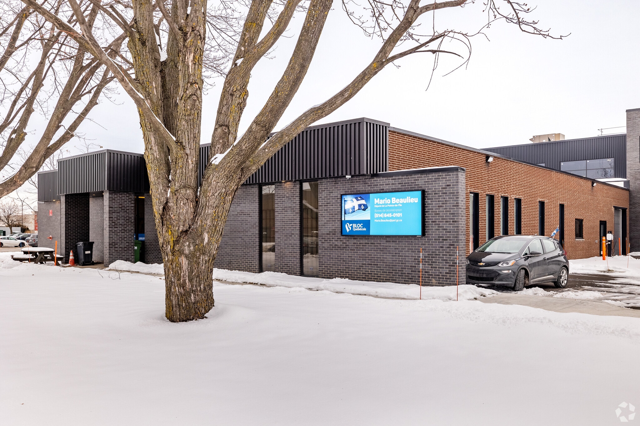 Boulevard Industriel portfolio of 2 properties for sale on LoopNet.ca Primary Photo- Image 1 of 3