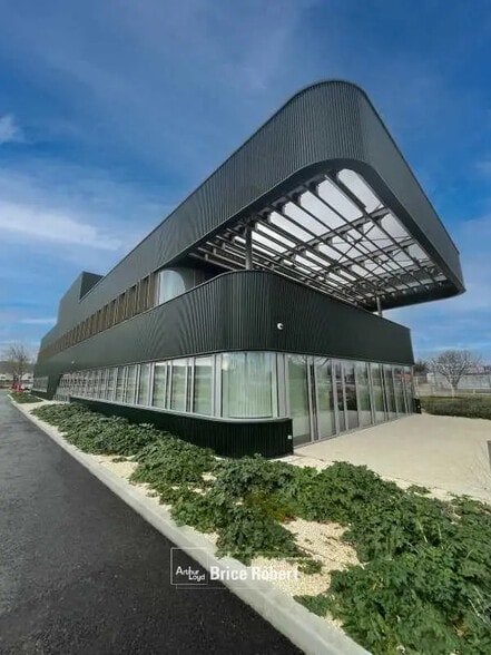 Bureau dans Saint-Maurice-de-Beynost à louer - Photo principale - Image 1 de 13